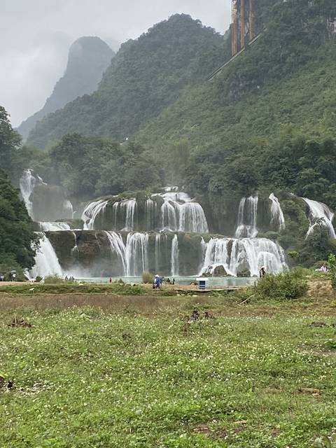       Waterfall flowing over rocks.
  