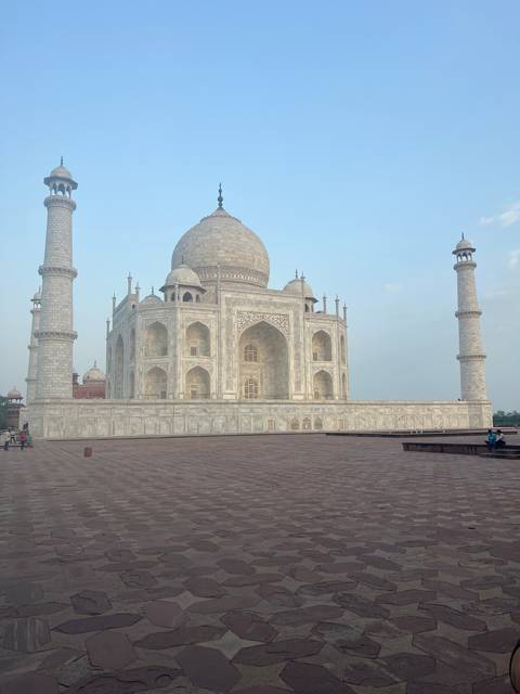       Side view of the Taj Mahal with a clear sky.
  