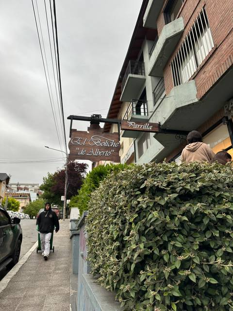       Building with a sign for El Boliche de Alberto.
  