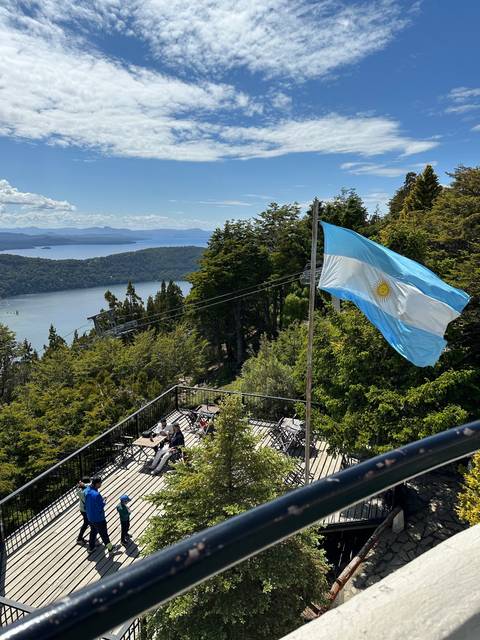      Scenery with an Argentine flag and people enjoying the view.
  