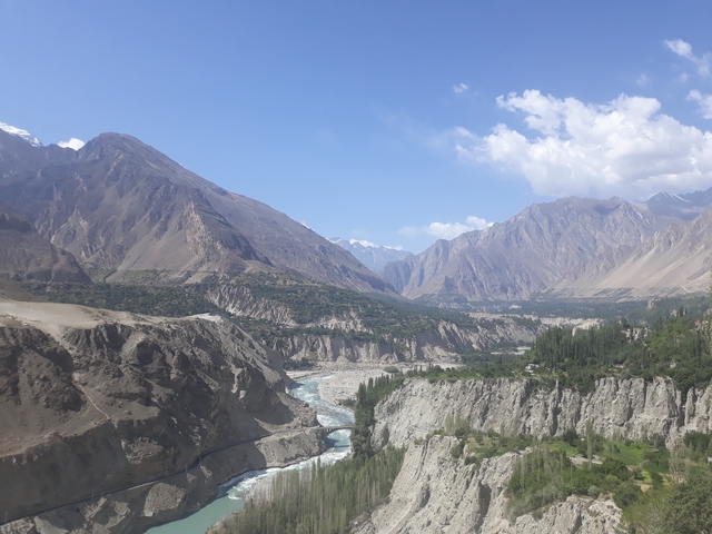       A river flowing through a mountain valley.
  