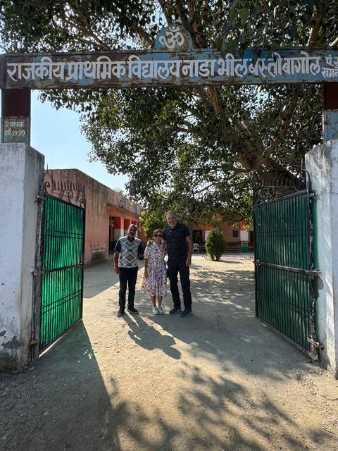       Group posing at the entrance of a cultural site.
  