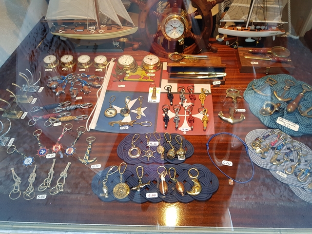       Display of nautical-themed souvenirs in a shop window.
  