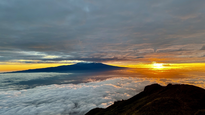      Stunning sunset over a mountain with a sea of clouds.
  