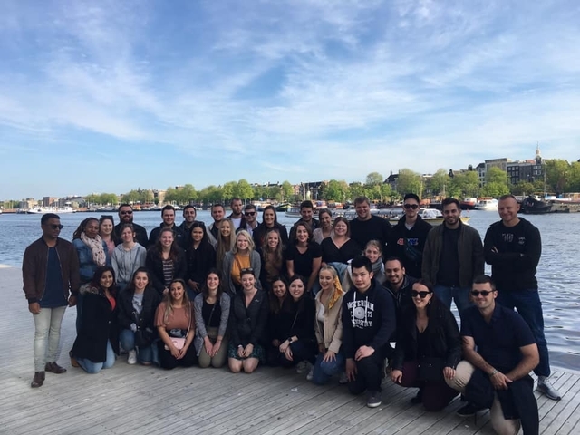       Photo d'avis client sur Play &amp; Pause : Introduction à l'Europe - 2023 
  