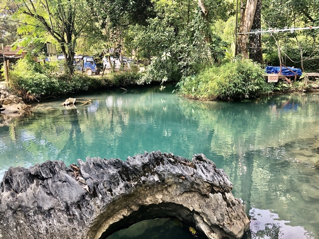       Clear turquoise water with surrounding vegetation.
  