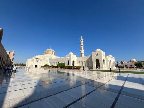 Large mosque with dome and minaret.