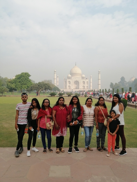 Group photo with the Taj Mahal in the background.