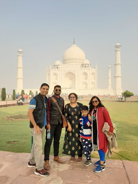       foto de reseña de cliente de Delhi Darshan con circuito al Taj Mahal al amanecer 
  