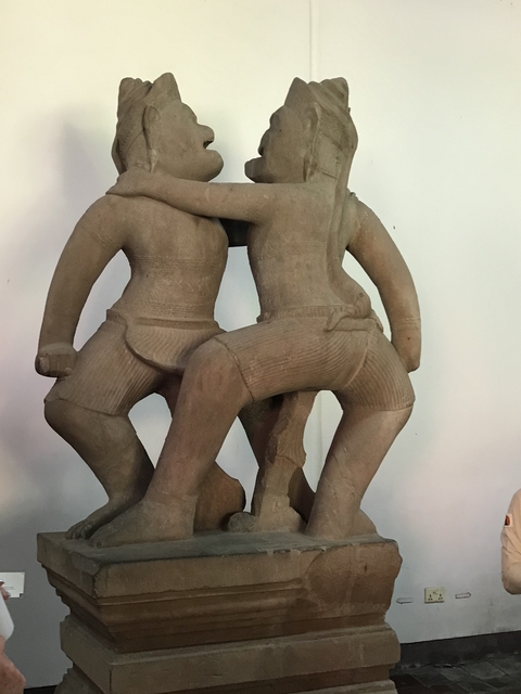       A statue depicting two figures wrestling.
  