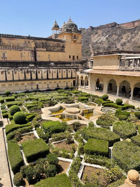       Aerial view of a fort with gardens arranged in patterns.
  