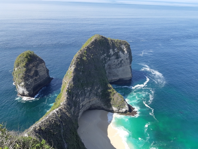       Iconic view of cliff formations and turquoise ocean.
  