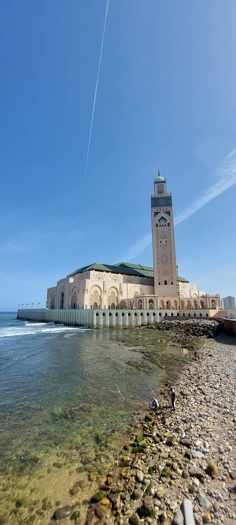       Mosque with a minaret by the seaside.
  