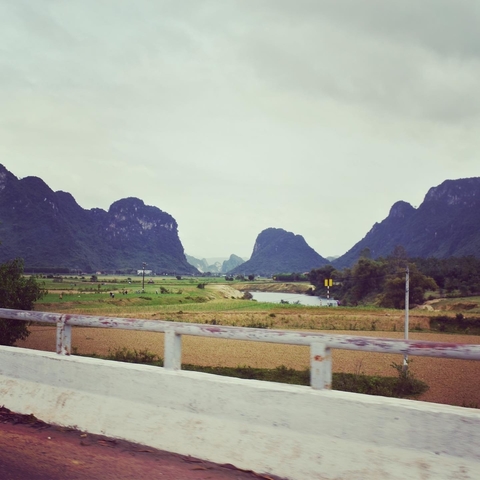       View of a picturesque valley framed by mountains.
  