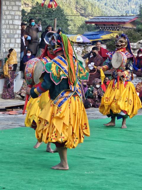       Traditional dance performance with colorful costumes.
  
