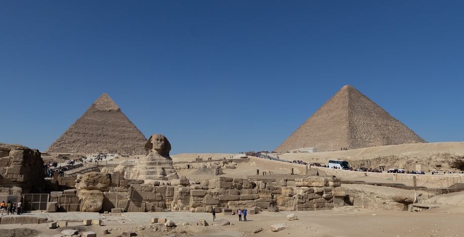       The Sphinx and pyramids in Giza.
  