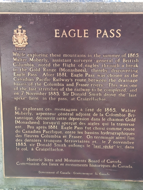       Historical plaque with bilingual text.
  