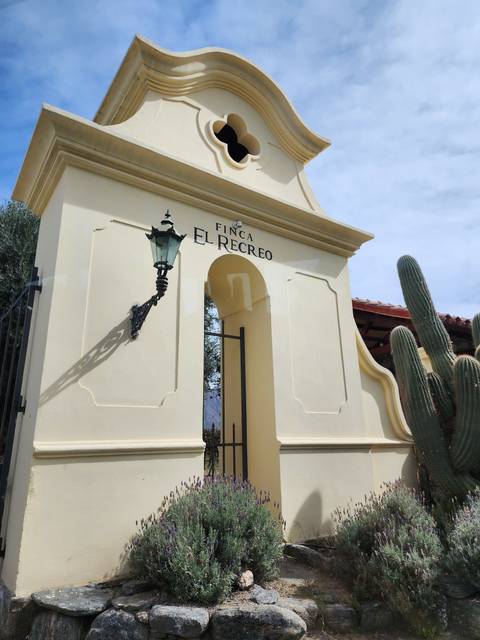 Entrance to Finca El Recreo with text and decorative features.