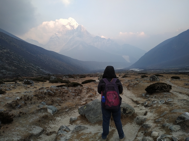 Person with a backpack walking in the mountains.