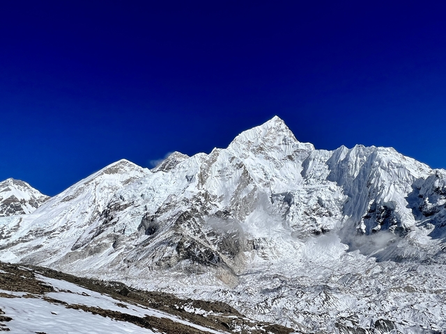       Panoramic view of snow-covered mountains.
  