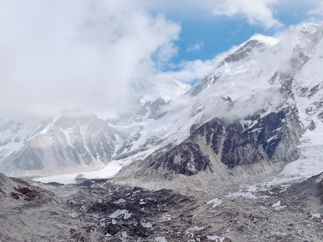Snowy mountain panorama with cloud cover.