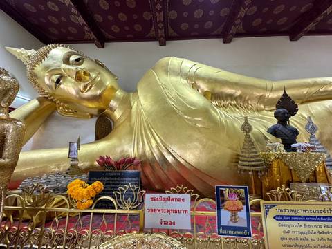       Upside-down view of a reclining Buddha statue.
  