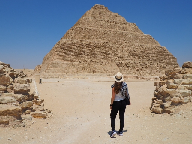 Woman standing in front of the Step Pyramid of Djoser in Saqqarah.