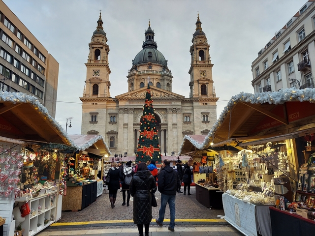 Busy Christmas market with a cathedral and a large tree