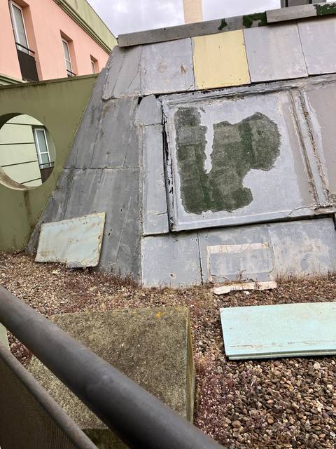       Close-up of an industrial or construction area with concrete and metal elements.
  