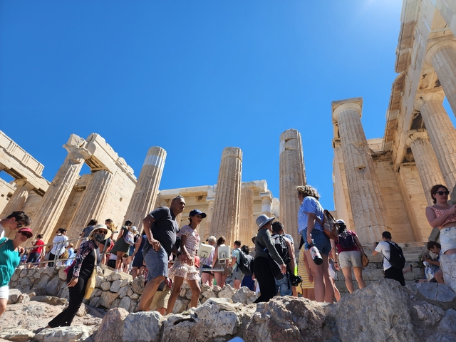       Crowded tourist site with ancient ruins.
  