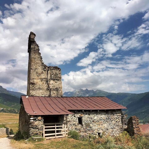       Old stone structure with a mountain view.
  