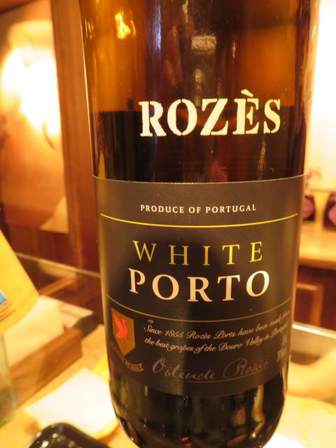       A bottle of Roze's White Porto with Portuguese text.
  