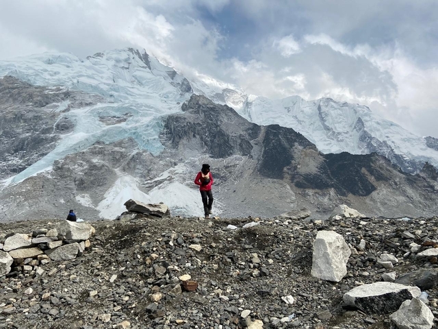       Runner on a rocky path near a glacier.
  
