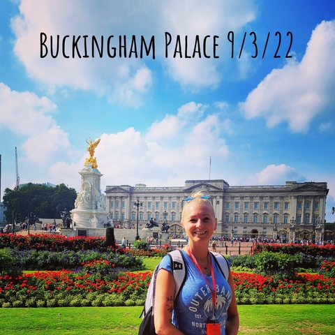 Smiling woman in front of Buckingham Palace.