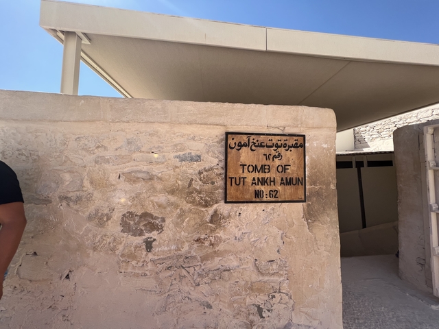       Sign indicating entrance to the Tomb of Tutankhamun.
  