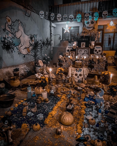 Decorated Day of the Dead altar with candles and flowers.