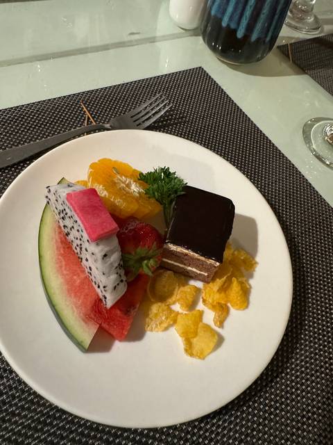       Dessert plate with various fruits and cake.
  
