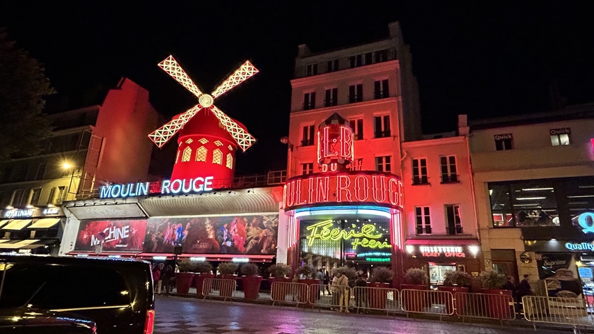       Moulin Rouge at night with bright lights.
  