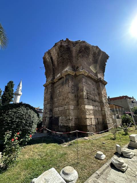       Circular ancient building ruins.
  