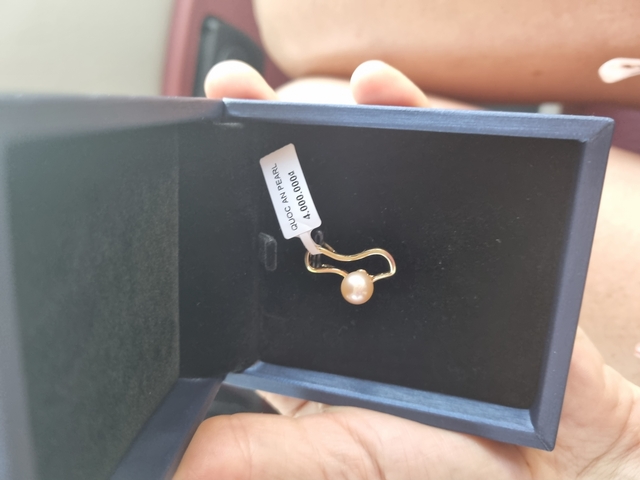       Close-up of a pearl in a jewelry box.
  