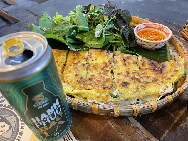       Traditional Vietnamese dish served with herbs and dipping sauce.
  
