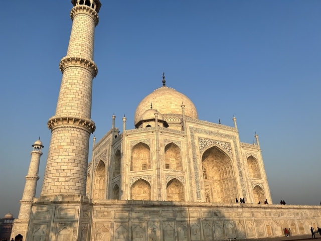       Close-up of the Taj Mahal in clear weather.
  