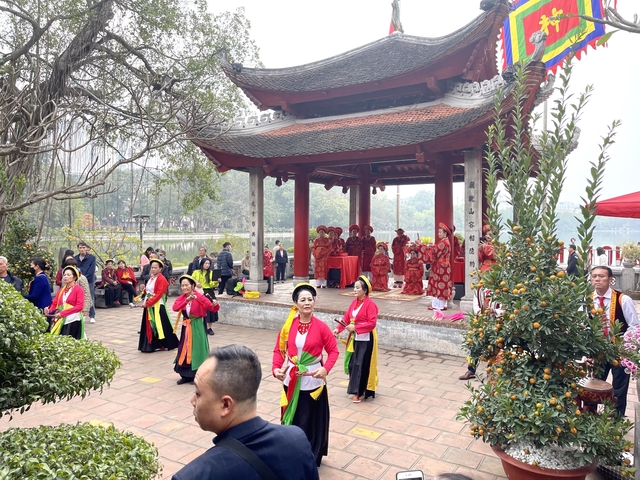       Group of people in traditional attire in a cultural performance.
  