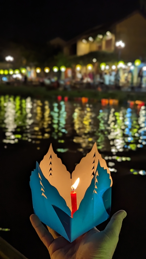       Decorative lamp with water reflections suggesting a festive scene.
  