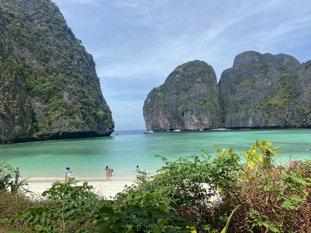       Beautiful curved bay with clear turquoise waters.
  