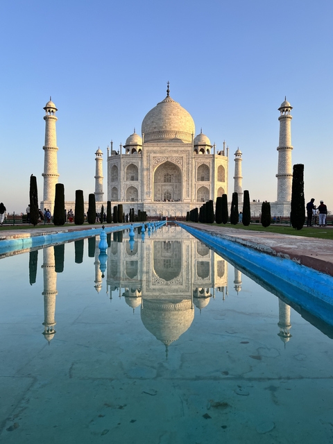 Taj Mahal with reflection in the water.