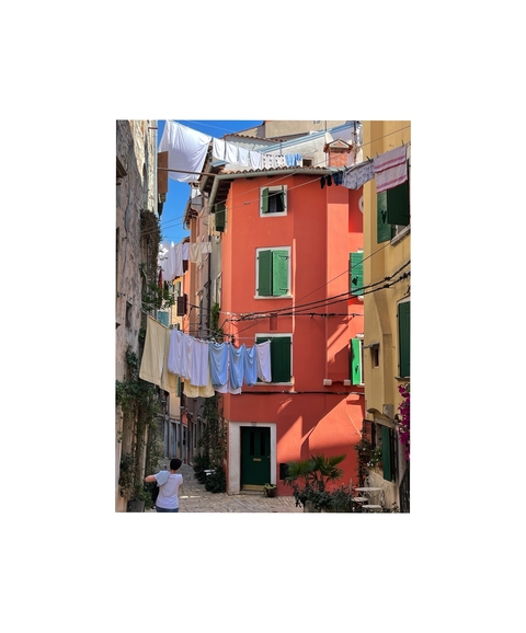       Colorful building with laundry hanging outside.
  