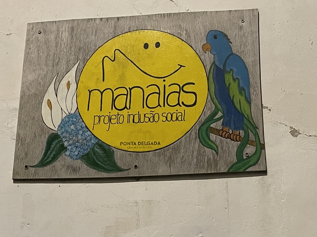       Sign with a smiley face and text indicating social inclusion project.
  