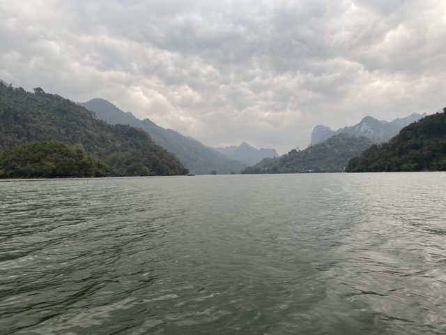       Expansive lake surrounded by lush mountains.
  