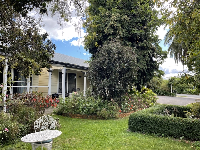       Garden with a view of a traditional house.
  
